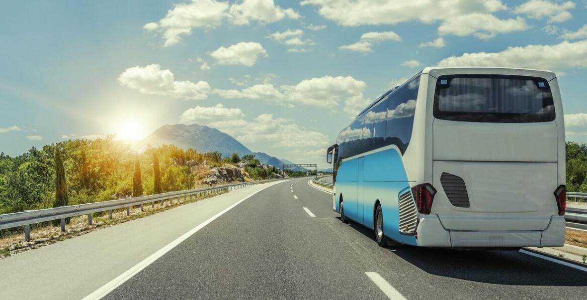 Dlaczego wynajem busa to dobra opcja na wycieczki szkolne?