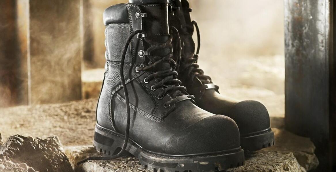 Firmowe buty robocze a ochrona przed chemikaliami – co powinny zapewniać?