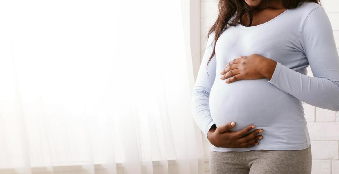 Poradnik: Jak wybrać koszulę nocną dla ciężarnej na różne pory roku?