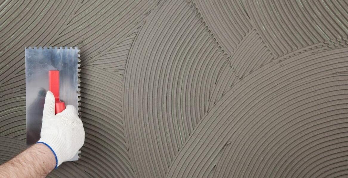 Masa klejowo-szpachlowa – zastosowanie w projektach remontowych