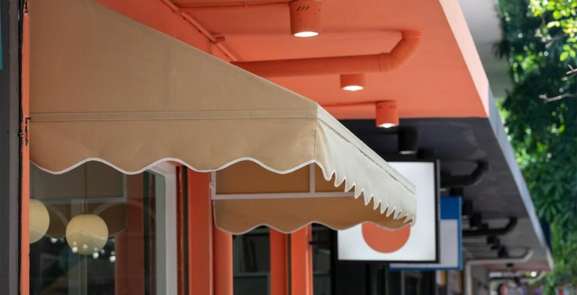 Porównanie kosztów instalacji różnych typów markiz fasadowych