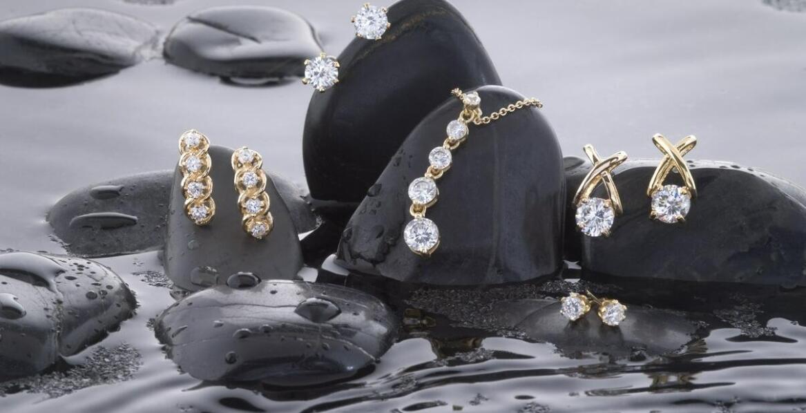 Jakie materiały najlepiej komponują się z broszkami w kolorze złota?