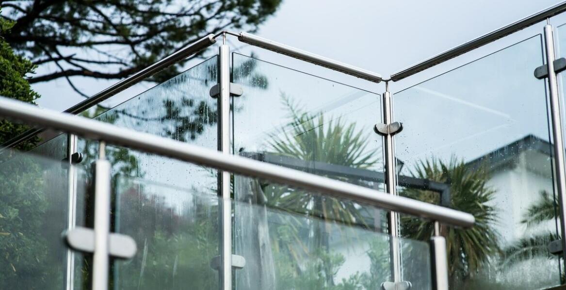 Balustrady szklane a ich rola w aranżacji tarasów i balkonów