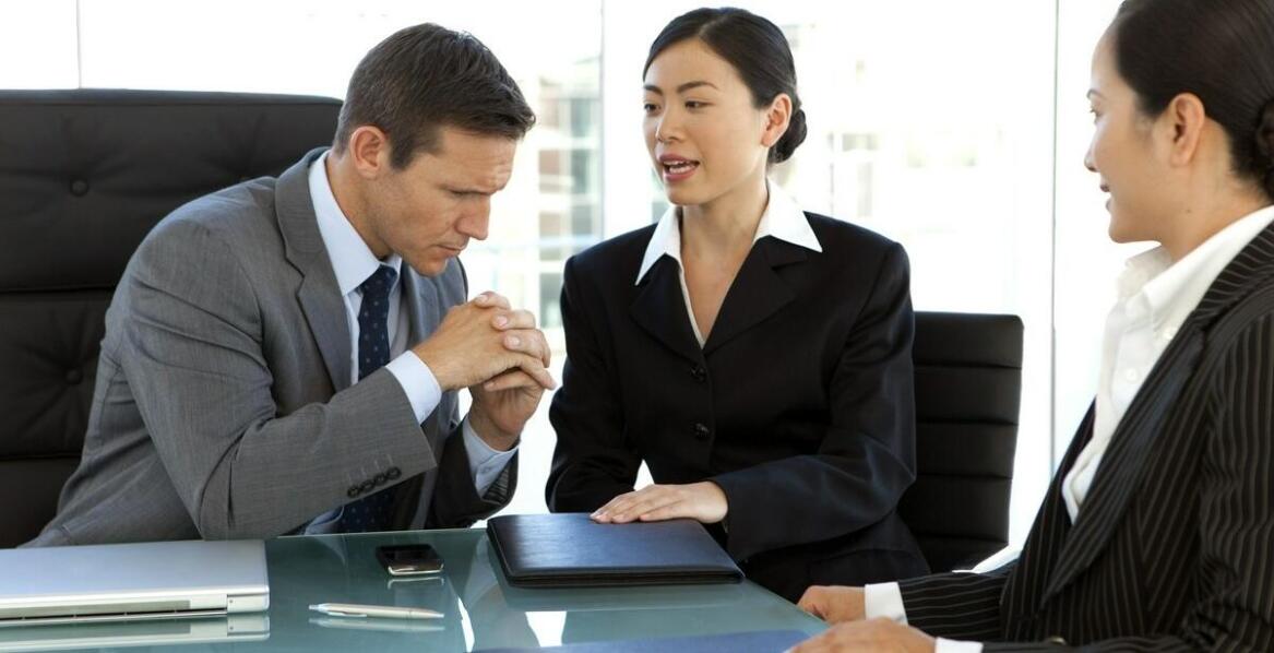 Jakie są kluczowe aspekty tłumaczeń ustnych na spotkaniach biznesowych z partnerami ukraińskimi?