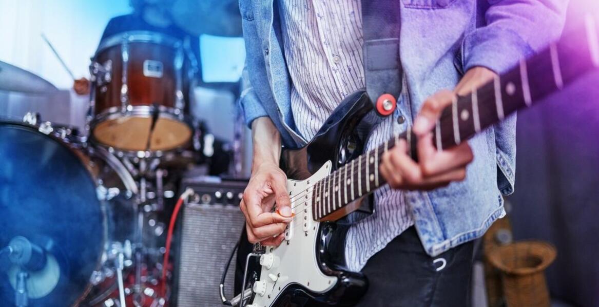 Jakie techniki improwizacji można poznać podczas zajęć z gry na gitarze?