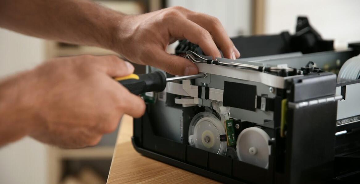 Jakie są kluczowe aspekty serwisowania i konserwacji drukarek tekstylnych?