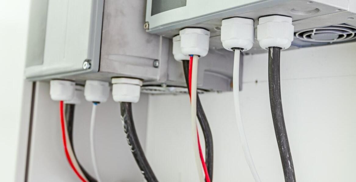 Mufa do łączenia kabli w instalacjach przemysłowych – co warto wiedzieć?