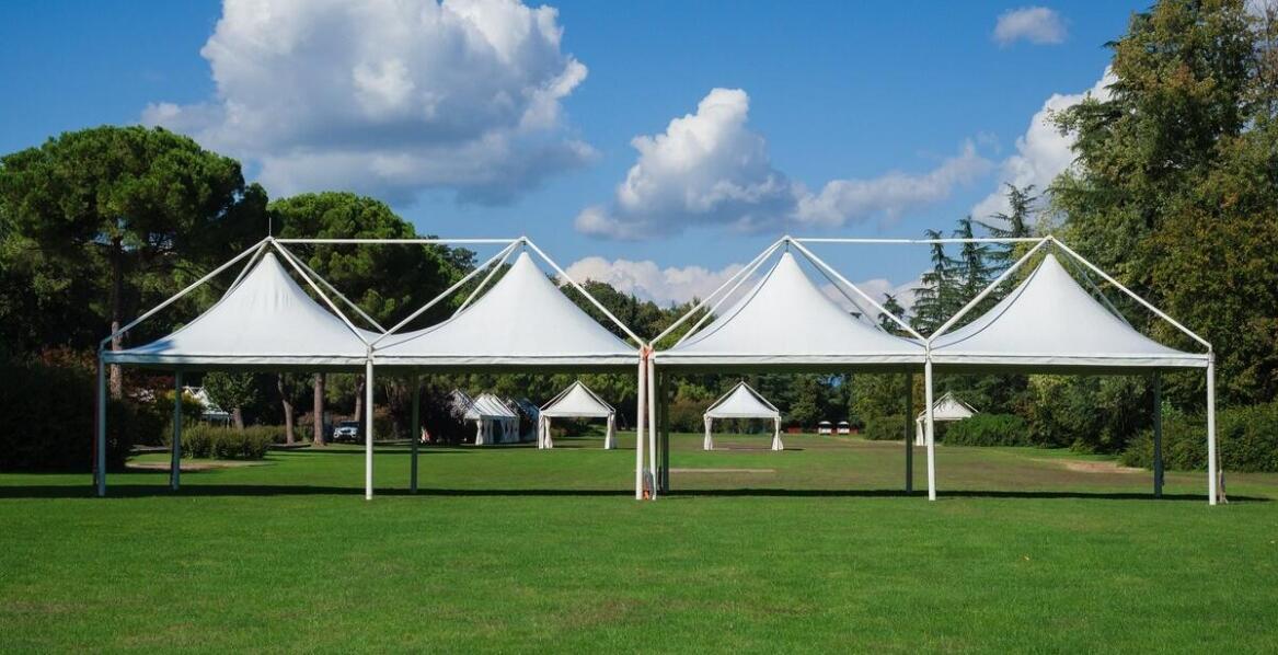 Jakie akcesoria mogą ułatwić korzystanie z namiotu rozkładanego ekspresowego?