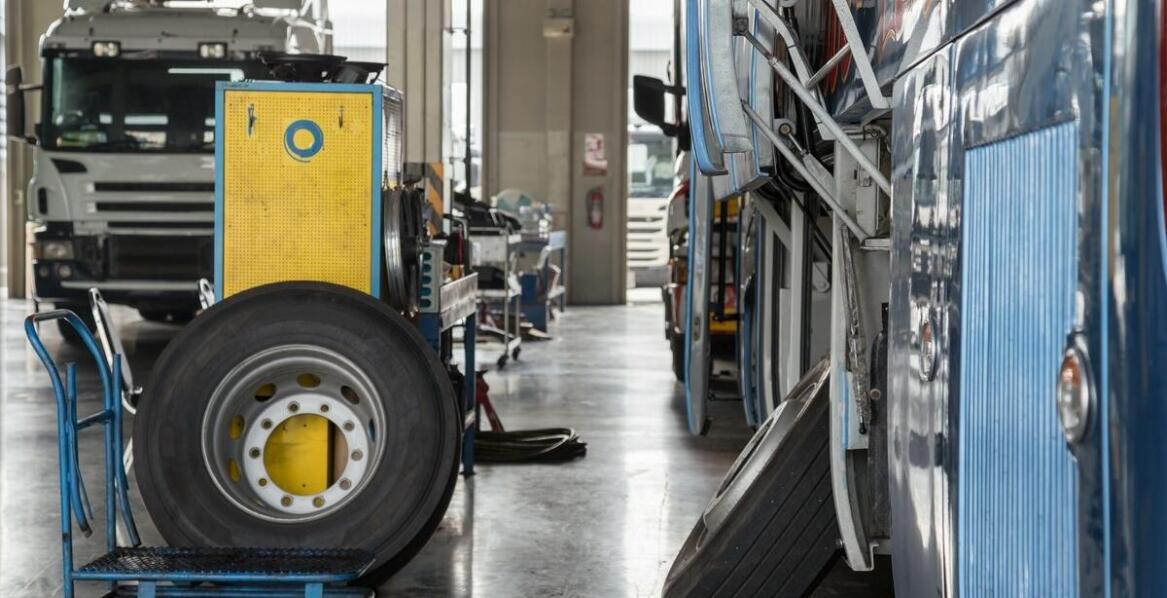 Przegląd instalacji elektrycznej w ciągnikach siodłowych – kluczowe zagadnienia