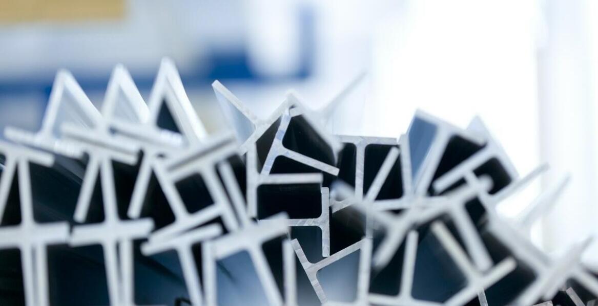 Waga a wytrzymałość: Analiza profilu stalowego 80x40x3 w projektach budowlanych