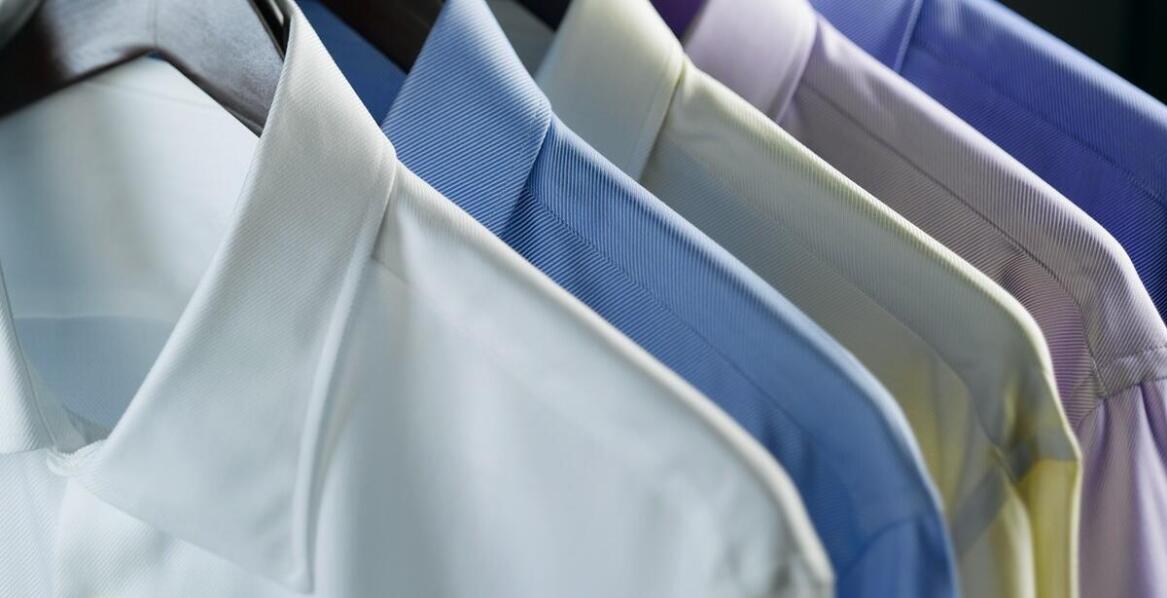 Jedwabna bluzka jako element eleganckiej stylizacji wieczorowej