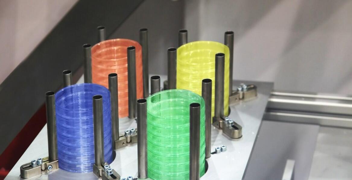 Drzwiczki rewizyjne plastikowe w instalacjach przemysłowych – zastosowania i korzyści