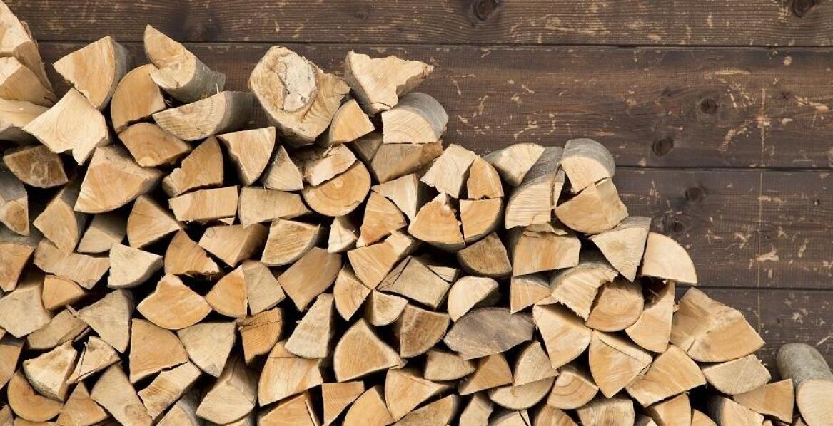 Najlepsze drewno kominkowe do Twojego domu: wybór odpowiedniego gatunku