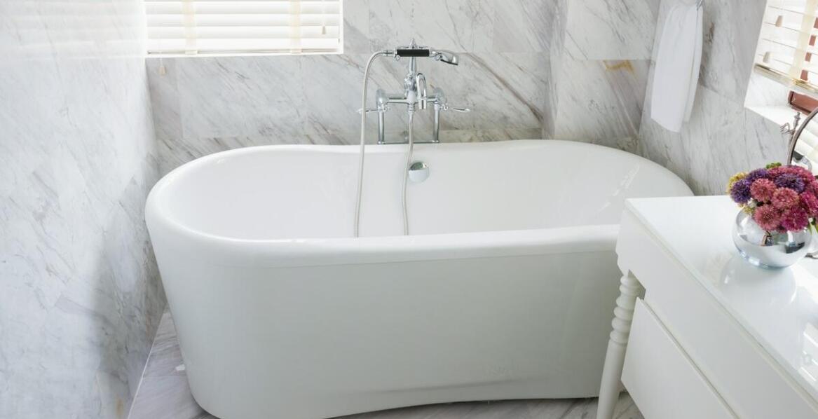 Wie richtet man ein kleines Badezimmer mit einer freistehenden Badewanne ein?