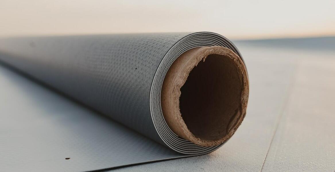 Folia paroizolacyjna samoprzylepna – trwałość i długowieczność w różnych warunkach klimatycznych