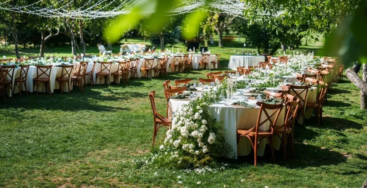 Kiedy warto zdecydować się na wynajem namiotu ślubnego z pełnym wyposażeniem?