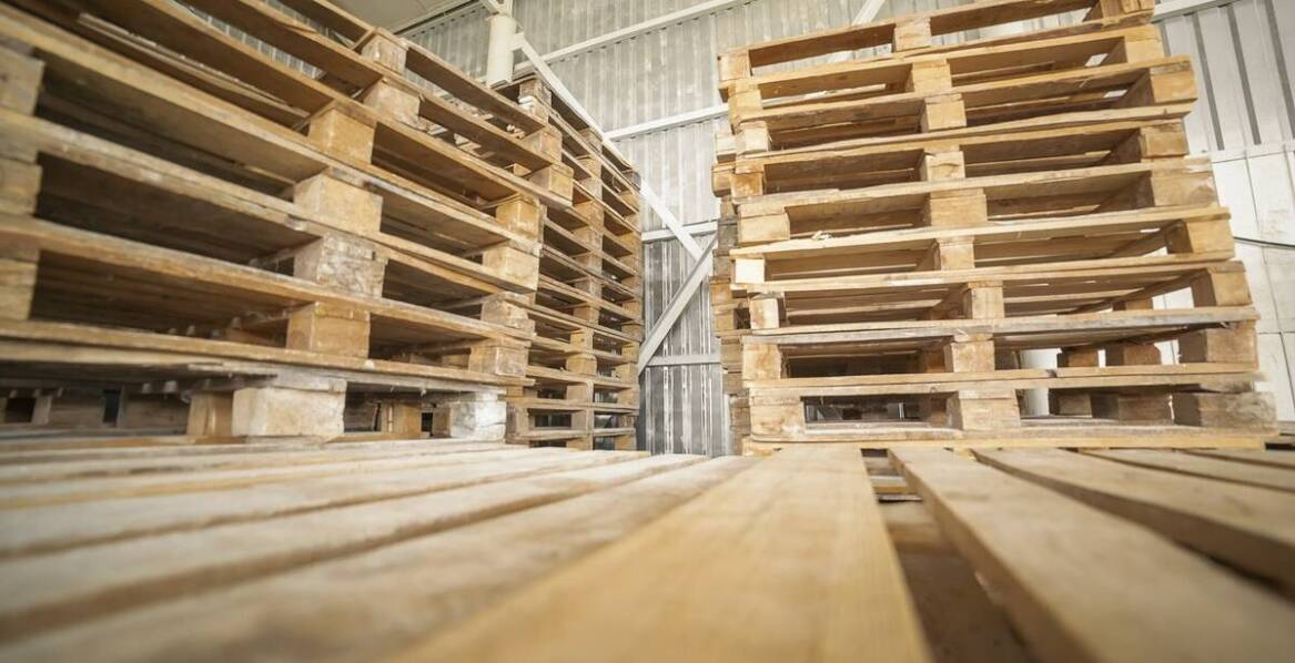 Jakie są kluczowe czynniki wpływające na wybór palet drewnianych w transporcie?