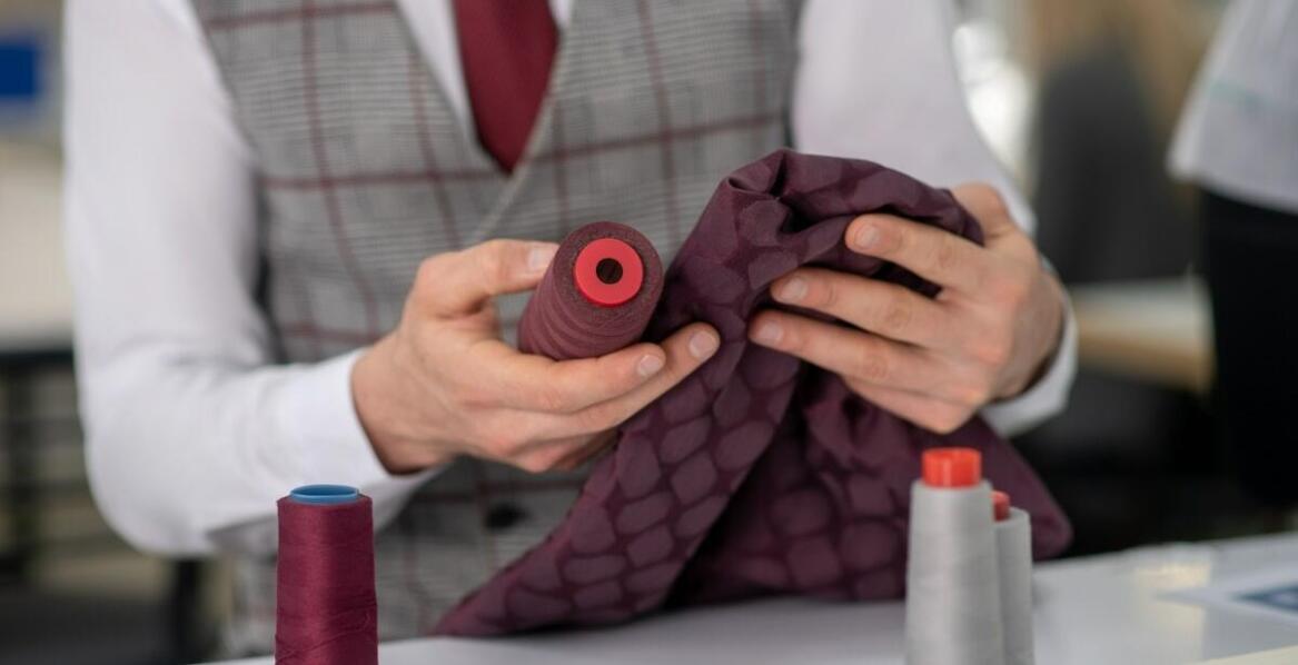 Jak różne rodzaje przymiarek wpływają na cenę garniturów na miarę?