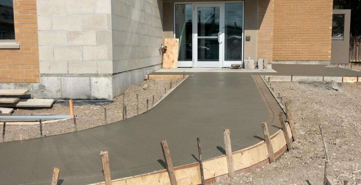 Jak malowanie proszkowe wpływa na odporność barier chodnikowych na uszkodzenia?