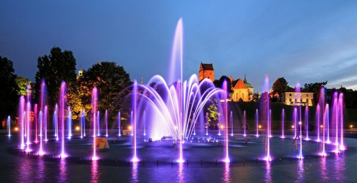 Jakie korzyści niesie ze sobą instalacja fontanny pływającej z oświetleniem w centrum handlowym?