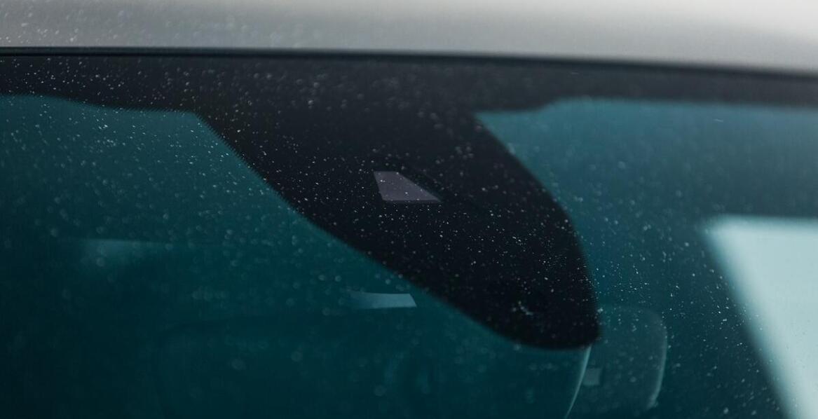 Nowoczesne technologie w lusterkach wewnętrznych – co warto wiedzieć?