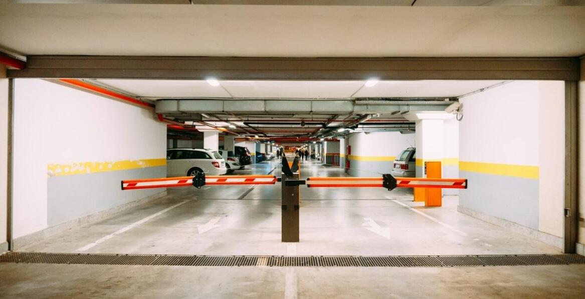 Dlaczego solidne ogrodzenie jest kluczowe na parkingu przy lotnisku?