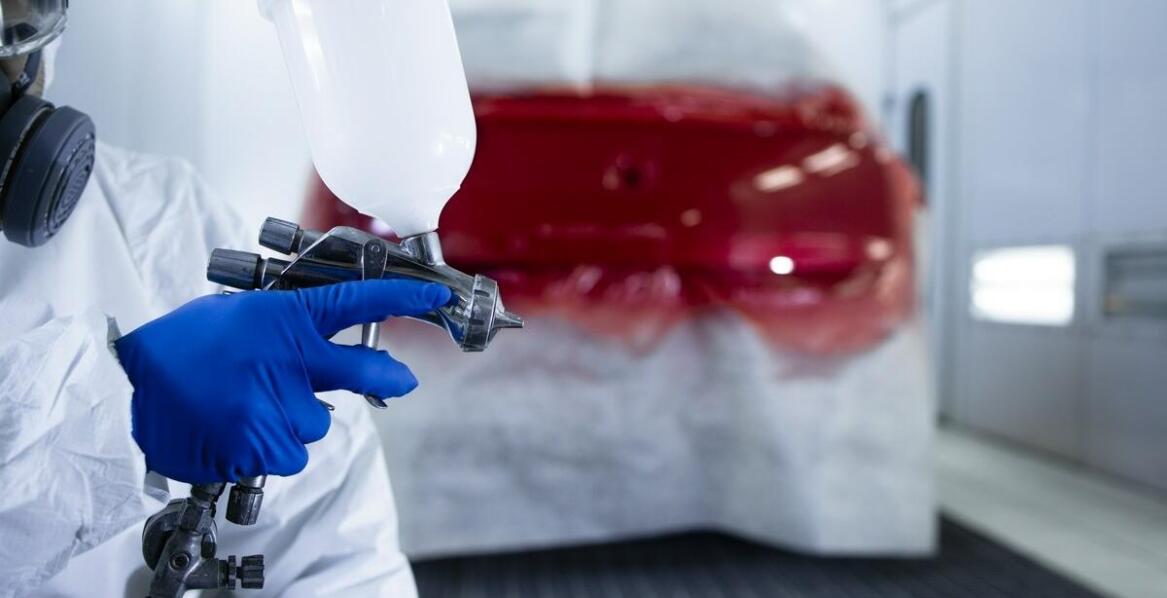 Jakie wyzwania napotykamy przy lakierowaniu felg polerowanych?