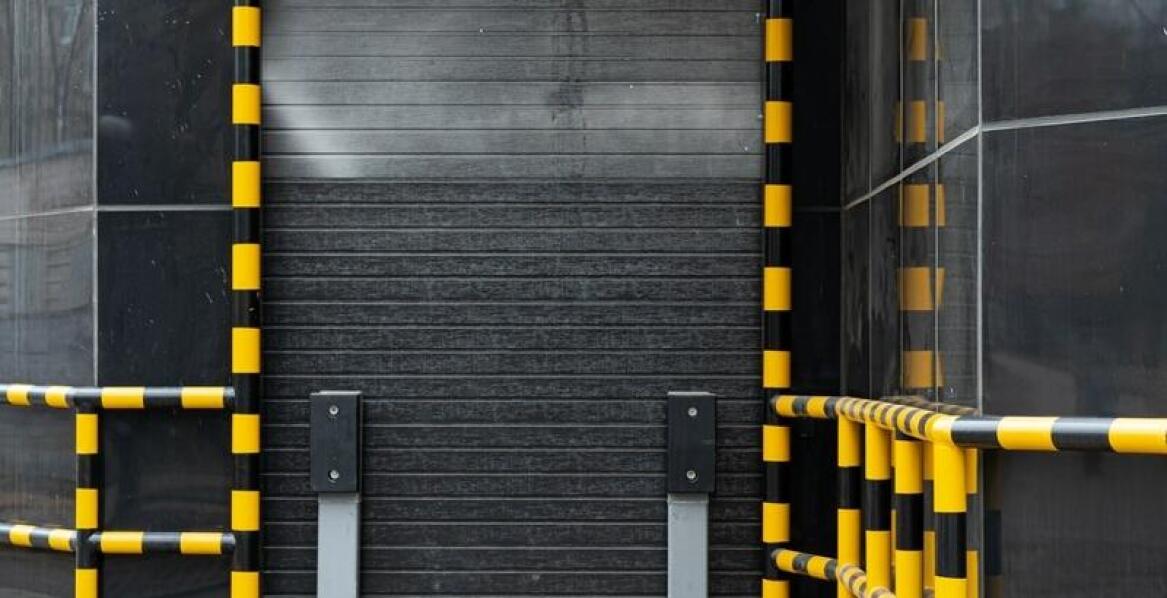 Jak drzwi ze stali nierdzewnej poprawiają bezpieczeństwo w branży budowlanej?