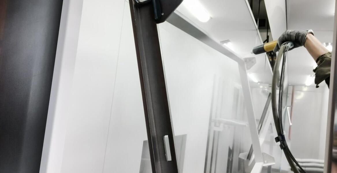 Zalety piaskowania w przygotowaniu do malowania proszkowego