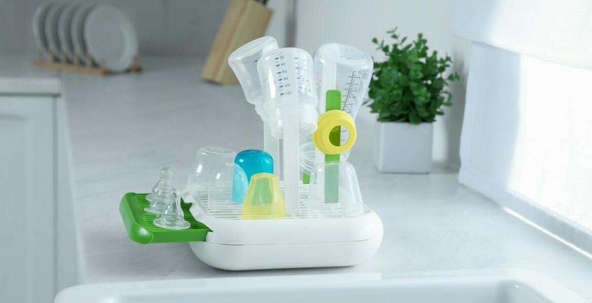Jak dbać o higienę butelek i smoczków w codziennej opiece nad niemowlakiem?