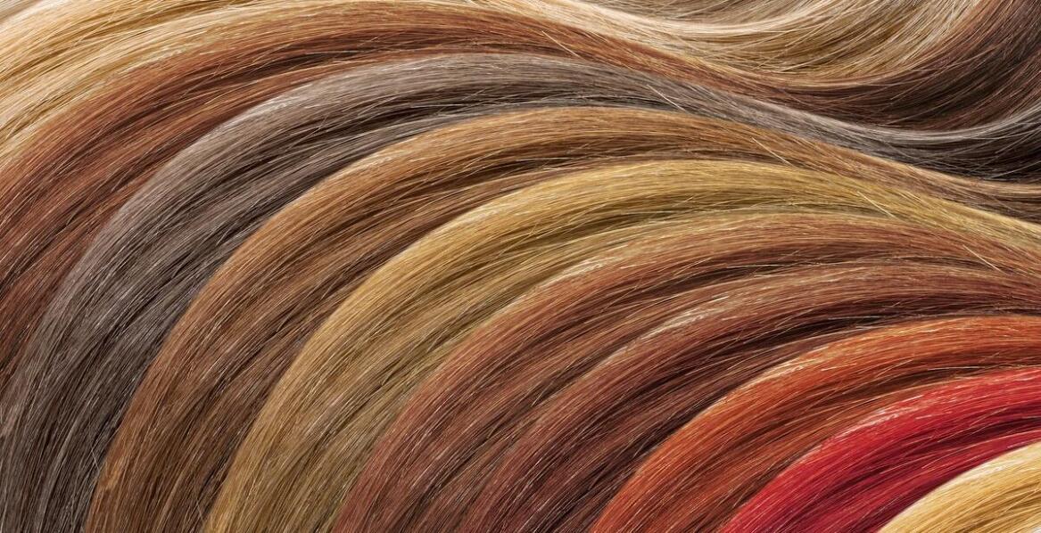 Miedziany blond a pielęgnacja latem – jak chronić kolor przed słońcem?
