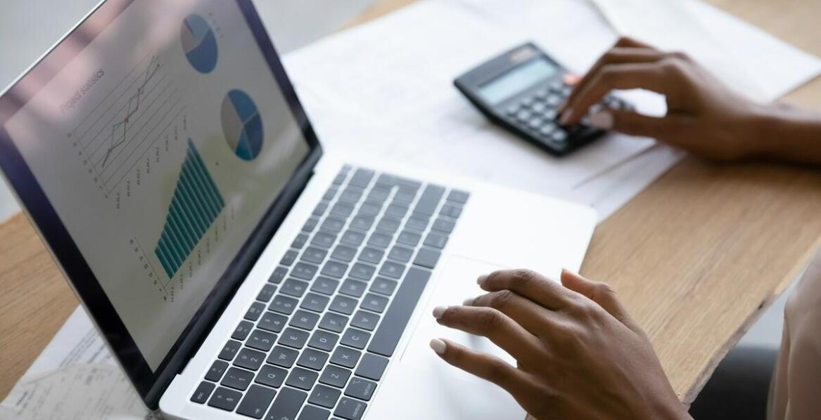 Jakie są kluczowe umiejętności niezbędne do efektywnego prowadzenia księgi przychodów i rozchodów?