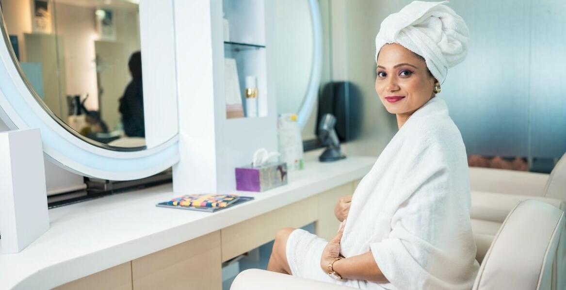 Jakie są zalety korzystania z linii pielęgnacyjnych w salonach kosmetycznych?