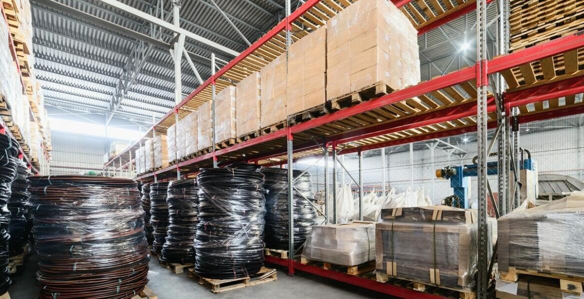 Jak regały rolkowe mogą przyczynić się do redukcji kosztów operacyjnych?