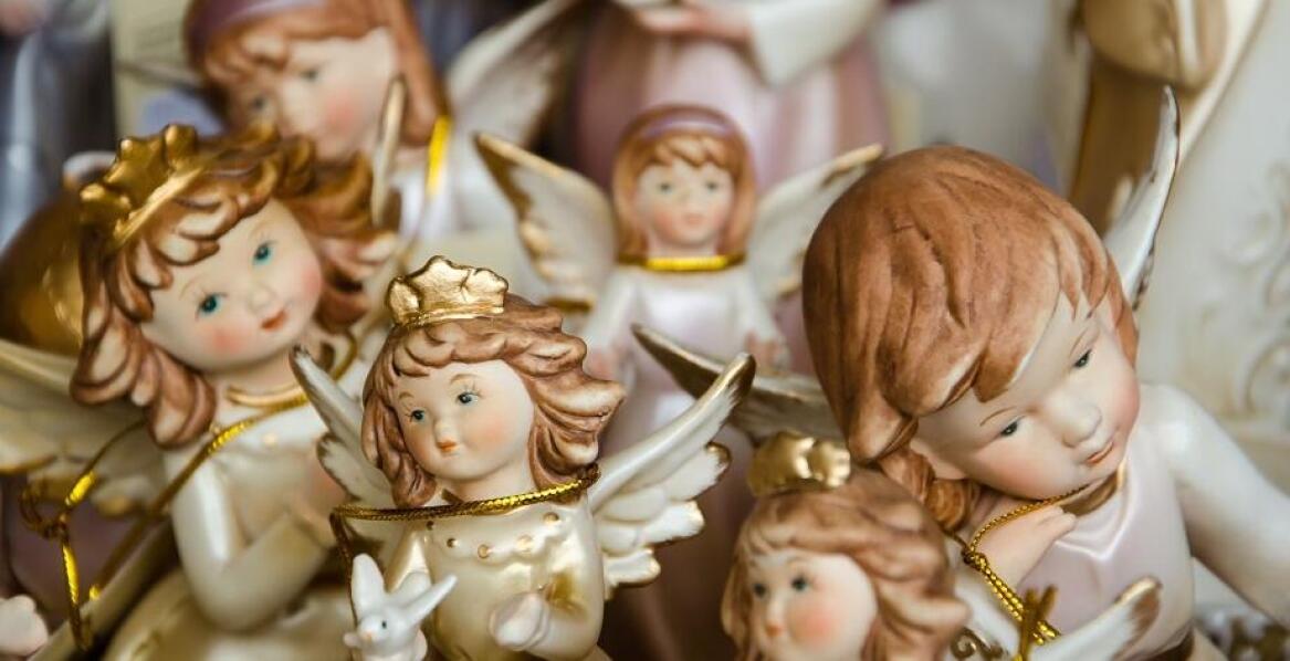 Jakie kolory aniołków figurek dominują w obecnych trendach?