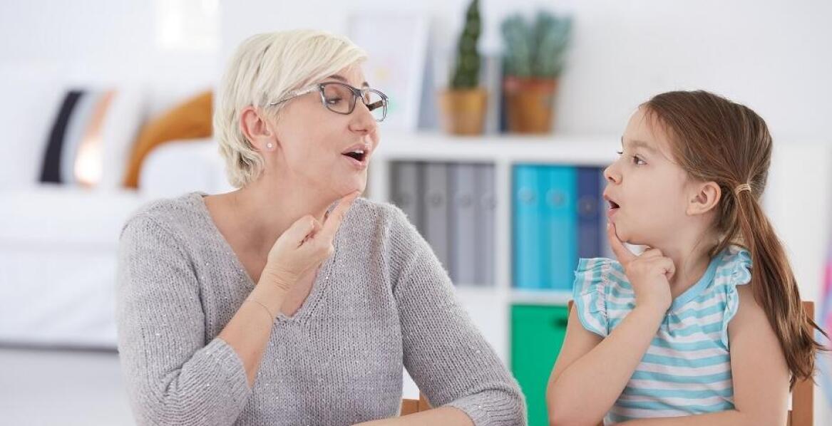 Czy genetyka wpływa na rozwój jąkania u dzieci i jak to uwzględnić w terapii?