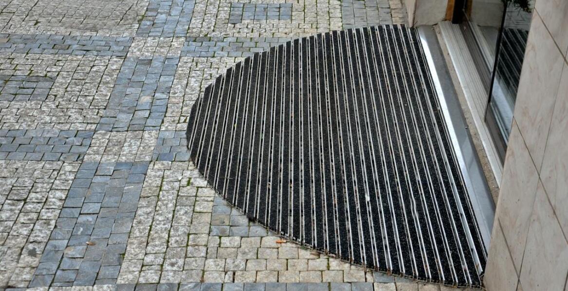How Do Drainage Systems in Entrance Mats for Buildings Affect Their Functionality?