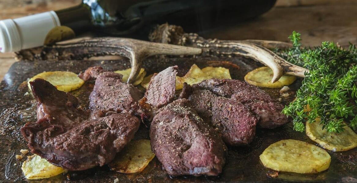 Jak przygotować stek z udźca sarny na grillu? Porady dla początkujących kucharzy