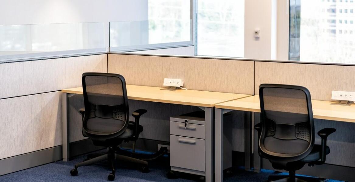 Jakie wyposażenie jest kluczowe dla małego biura w Warszawie?