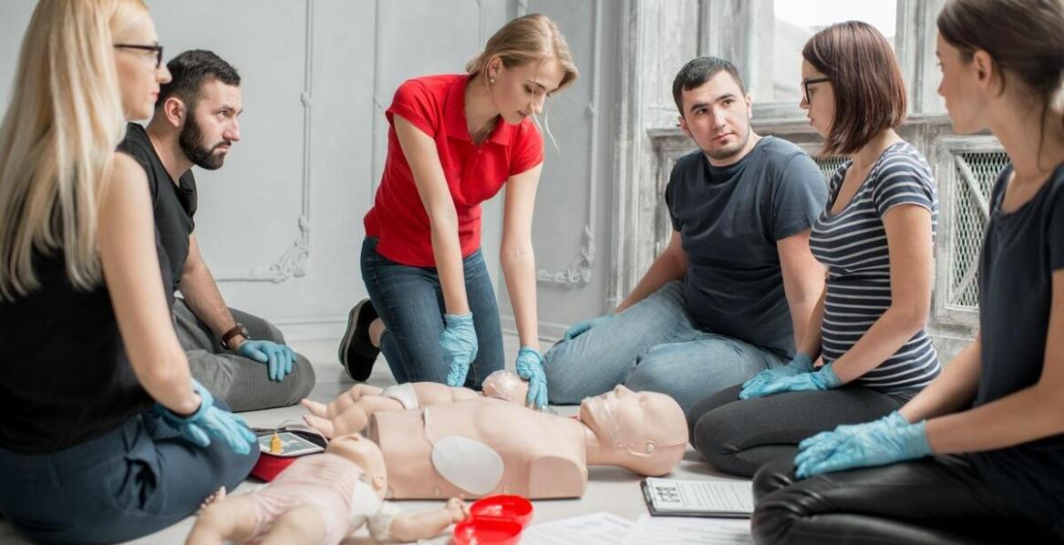 Jakie znaczenie ma dostępność przenośnych AED dla bezpieczeństwa publicznego?