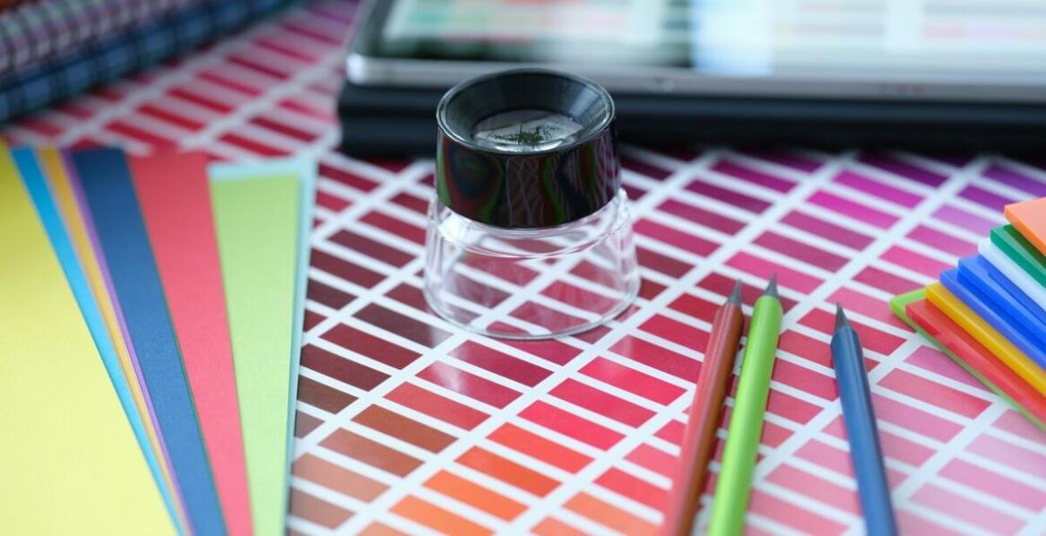 Jakie są zalety drukowania naklejek reklamowych z indywidualnym projektem?