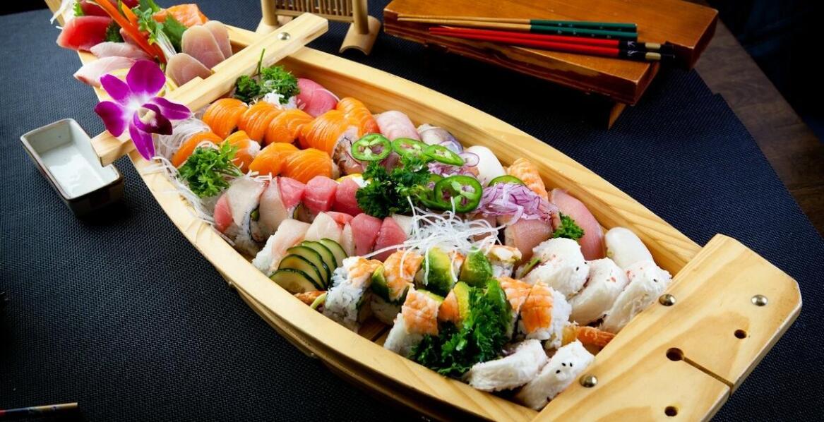 Sushi na telefon – jakie zestawy wybrać na spotkanie biznesowe?