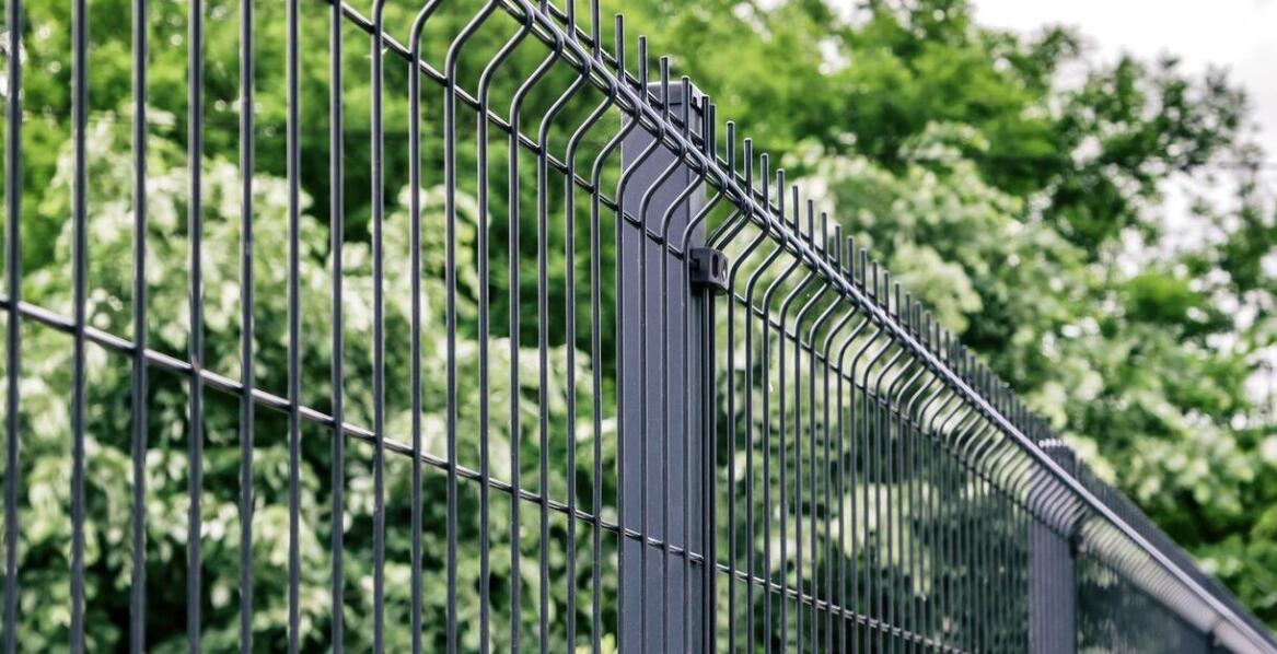 Zastosowanie paneli ogrodzeniowych 2D w zabezpieczaniu terenów zielonych