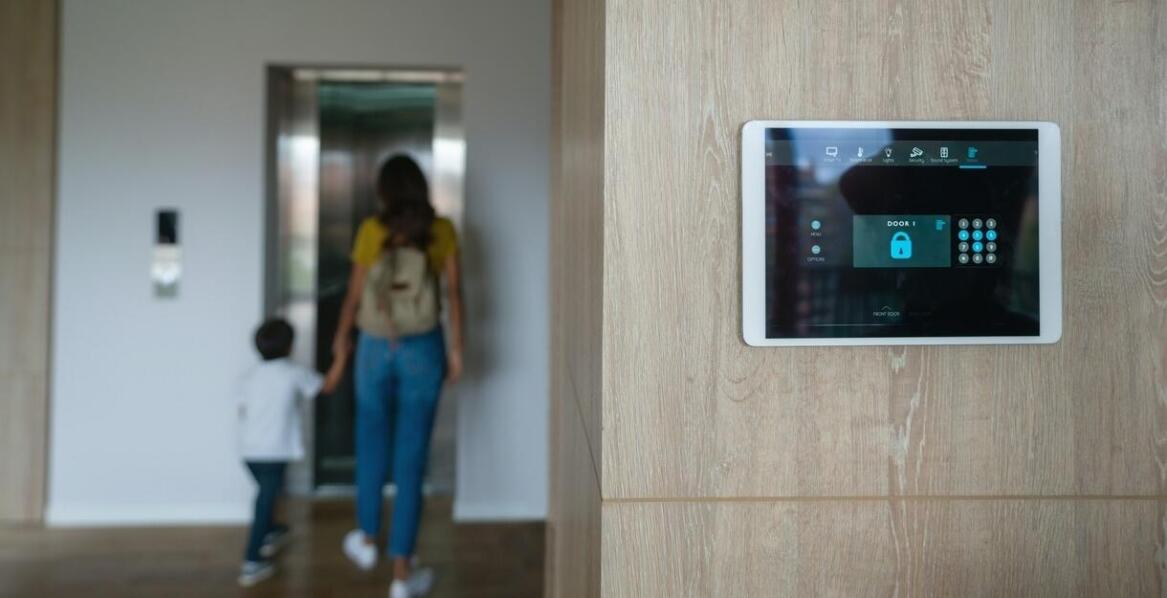 Zalety mieszkań z ogrodzonymi osiedlami i systemami domofonowymi