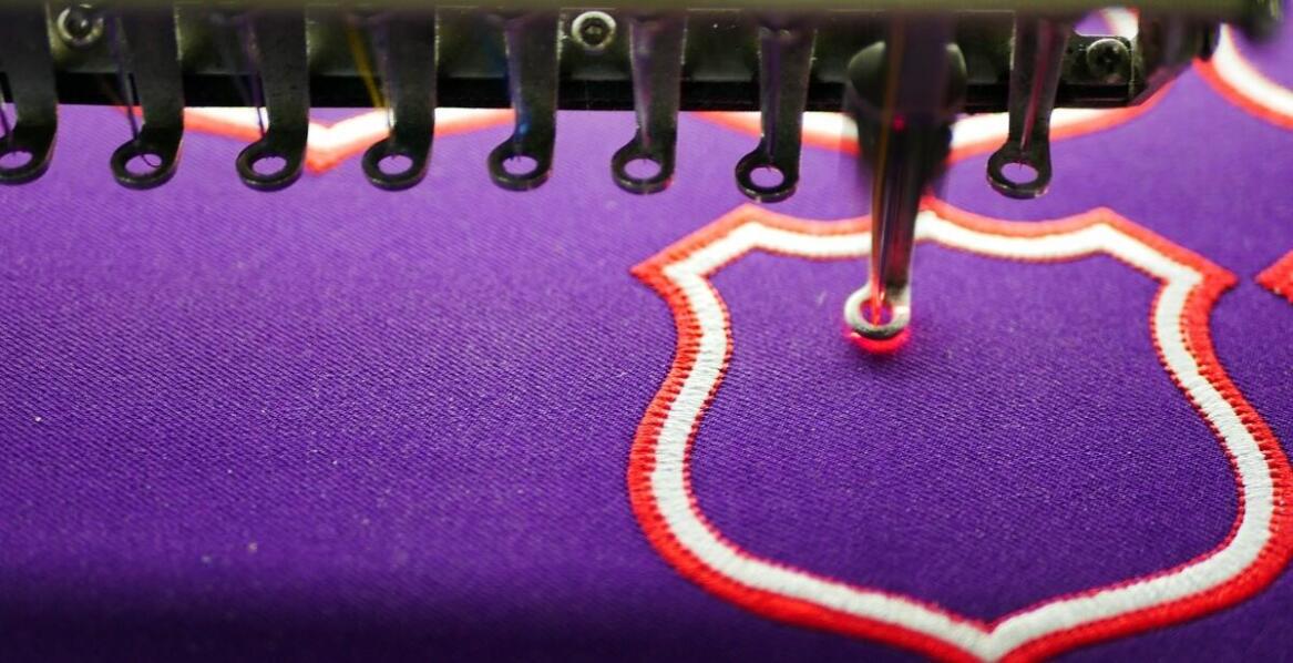 Jakie są najczęstsze zastosowania naszywek na spodnie w różnych branżach?