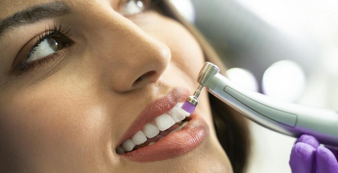 W jaki sposób piezochirurgia poprawia efektywność ekstrakcji zębów?