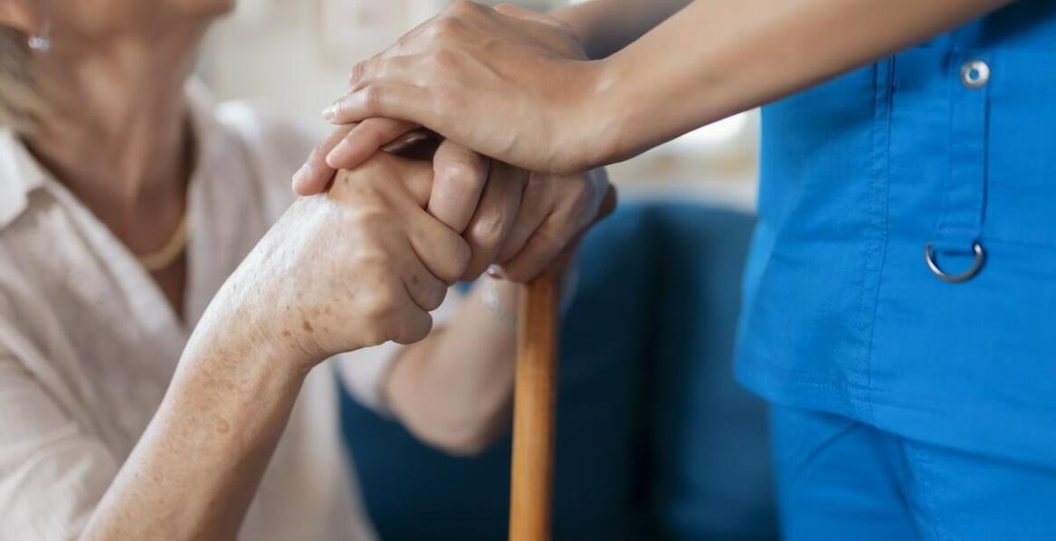 Wie kann man älteren Menschen durch Pflege zu Hause Selbstständigkeit sichern?