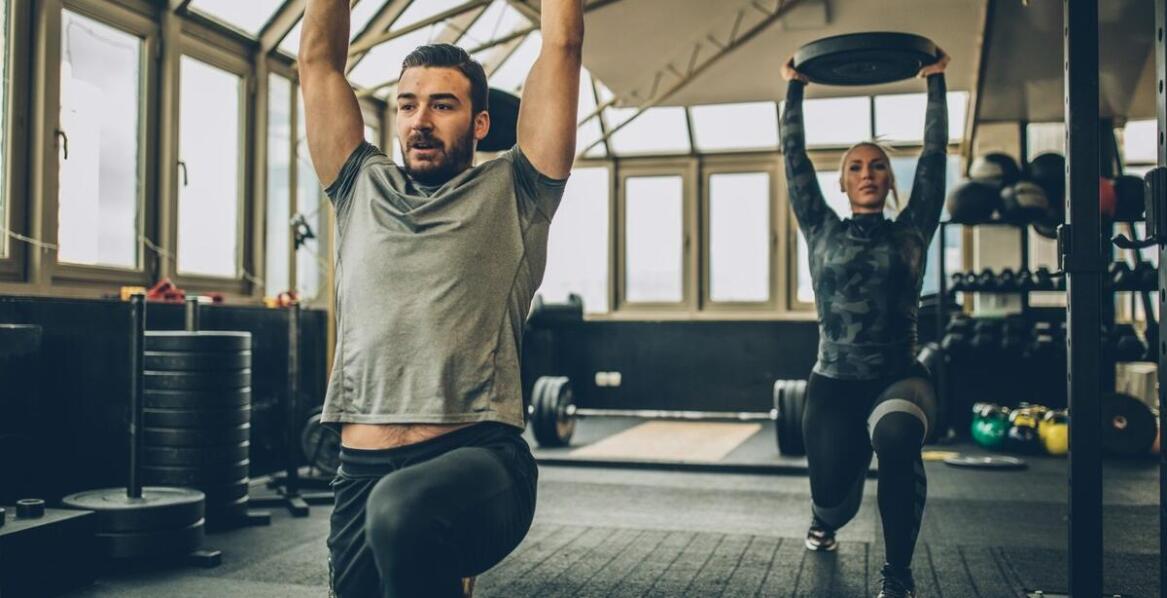 Wie beginnt man sicher mit dem Krafttraining als Anfänger?