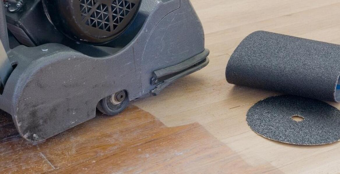 Dbałość o detale podczas cyklinowania podłóg jawor