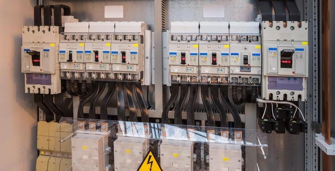 Rozdzielnice elektryczne – jak zoptymalizować ich działanie w instalacjach o dużym obciążeniu?